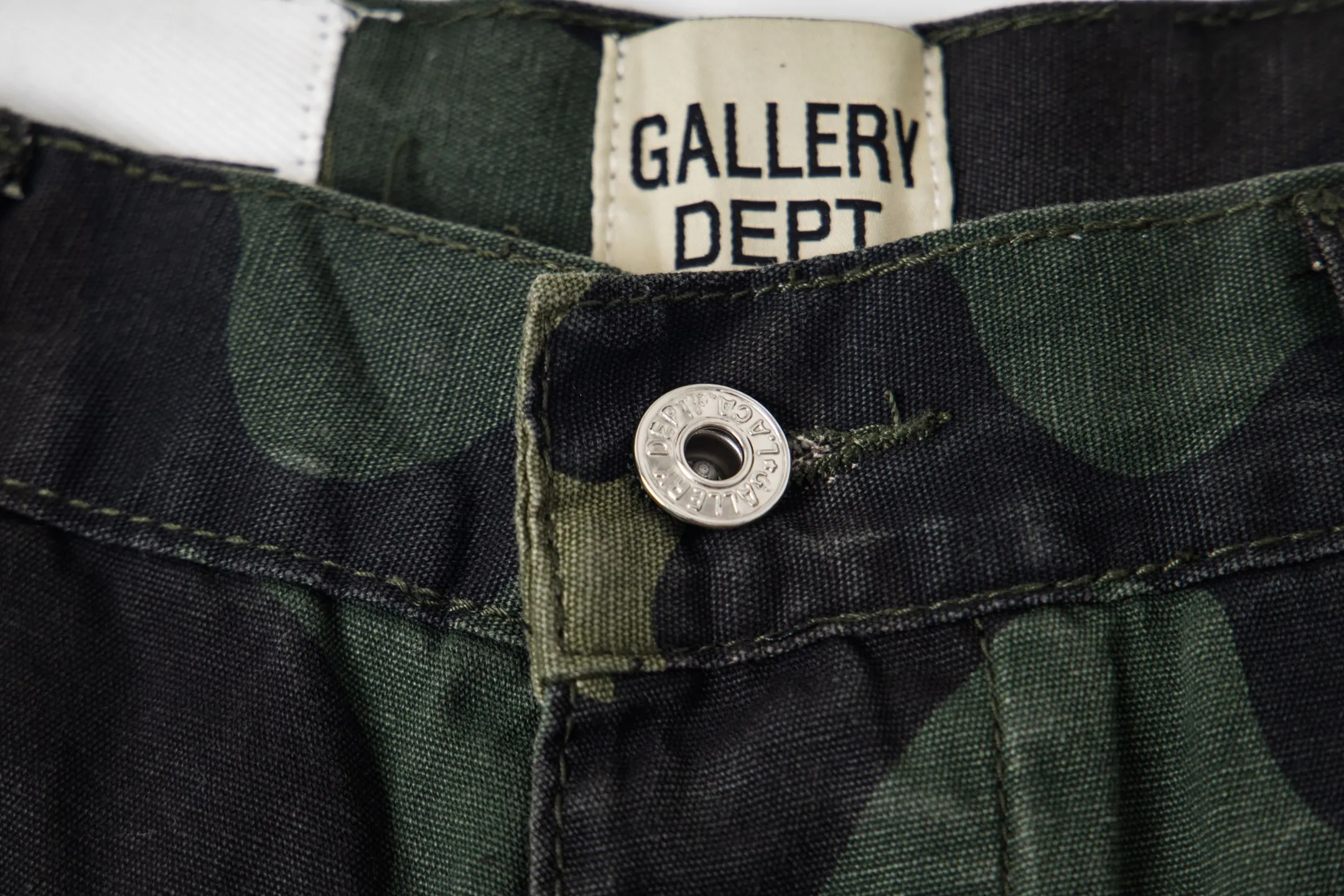 P250 Chrome Hearts Gallery 2025 new camouflage stitching multi-pocket couple bootcut jeans are a hot trend this season and are sought after by countless celebrities and fashionistas. The neat details of the cutting process add color to the playful fashion! The neat and meticulous design, and the well-fitting structure is unique. The upper body not only has outstanding recognition, but also looks younger and younger. A style with the ultimate wearing meaning and performance, gorgeous color matching, and the craftsmanship of this style is also extremely extraordinary. After the finished product is washed, it is disassembled and hand-made with sheepskin cross leather and then spliced ​​together to complete. The whole piece has too many craftsmanship to describe. It is decorated with patchwork cross flowers and high-waisted washed jeans! ! Absolutely high-end luxury product, a god-level single product, a super popular product, made by top heavy industry, a magic weapon that cannot be missed to hit the streets. Style number: 1846 Size: 28 30 32 34 36 Color: camouflage